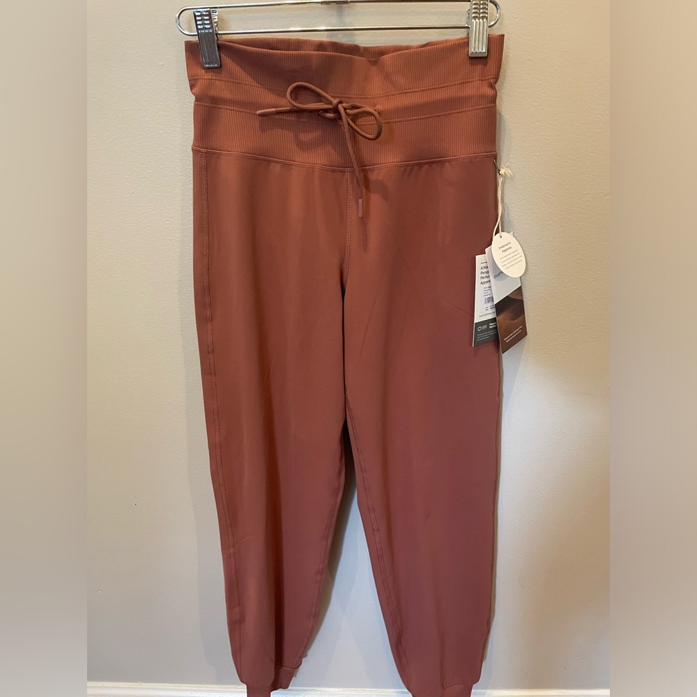 Vuori Daily Jogger - New with Tags